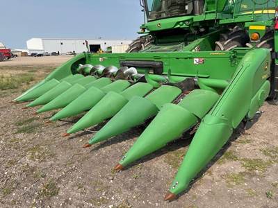 John Deere 608C Corn Head
