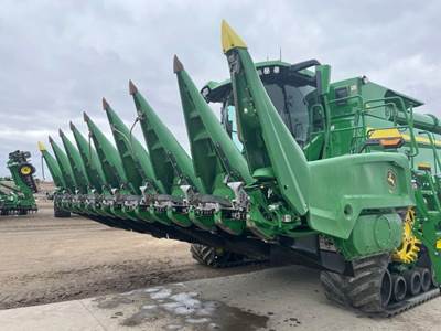 John Deere C8R Corn Head