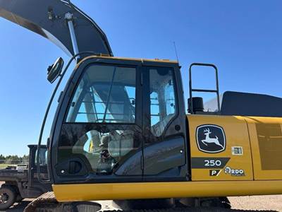 John Deere 250 P-TIER Excavator
