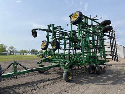 John Deere 2210 Cultivator