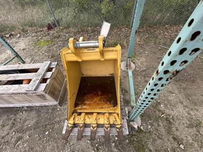 John Deere 320P24 Bucket