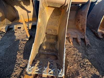 John Deere 410L12 Bucket