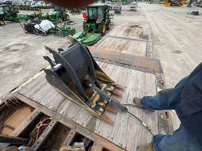 John Deere 60 THUMB Bucket