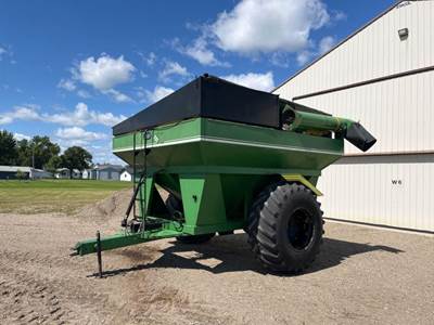 E-Z Trail 675 Grain Cart