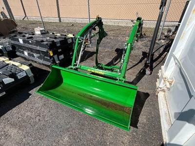 John Deere 320R Loader