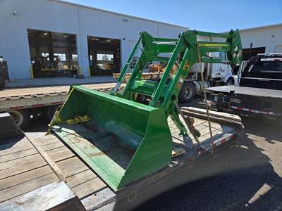John Deere 520M Loader