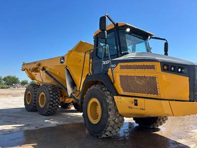 John Deere 260 P-TIER Off-Highway Truck