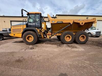 John Deere 260E Off-Highway Truck