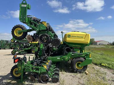 John Deere DR24 Planter / Row Unit