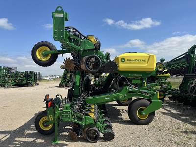 John Deere DR24 Planter / Row Unit