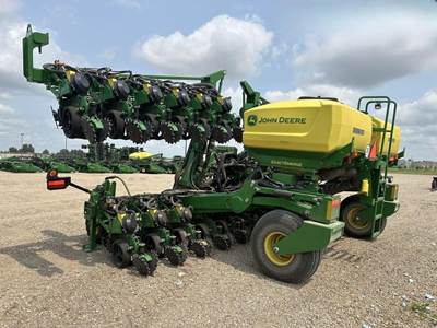 John Deere DR24 Planter / Row Unit