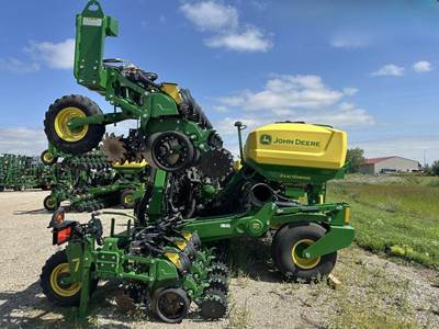 John Deere DR24 Planter / Row Unit