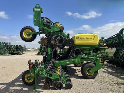 John Deere DR24 Planter / Row Unit