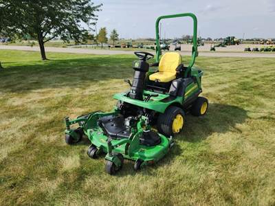 John Deere 1570 Riding Lawn Mower