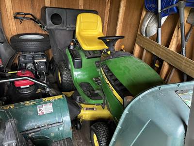 John Deere D140 Riding Lawn Mower