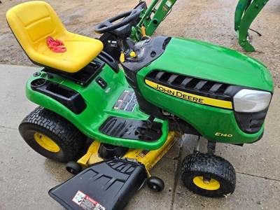 John Deere E140 Riding Lawn Mower