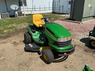 John Deere LA135 Riding Lawn Mower