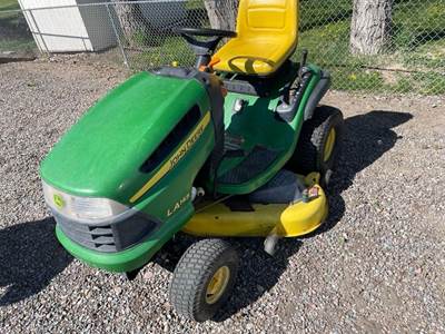 John Deere LA145 Riding Lawn Mower