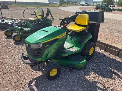 John Deere S140 Riding Lawn Mower
