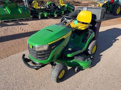John Deere S140 Riding Lawn Mower