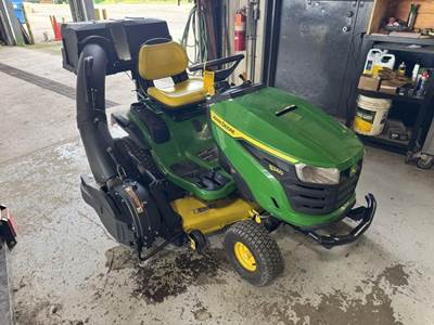 John Deere S240 Riding Lawn Mower