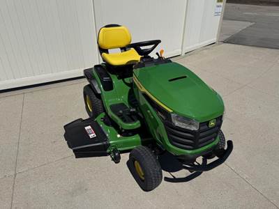 John Deere S240 Riding Lawn Mower