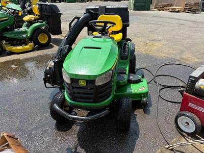 John Deere S240 Riding Lawn Mower