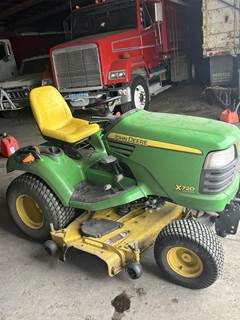 John Deere X720 Riding Lawn Mower