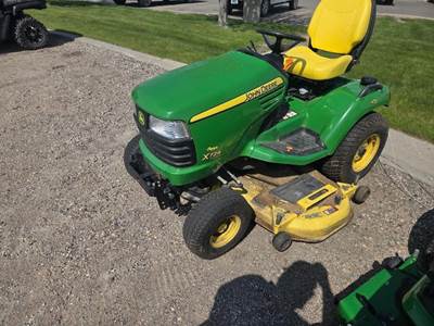 John Deere X724 Riding Lawn Mower