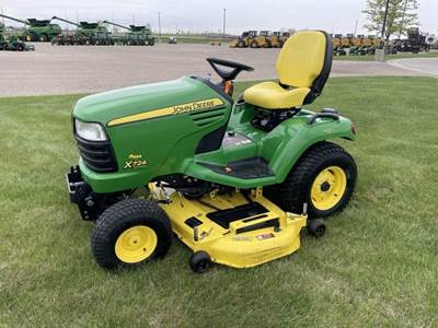 John Deere X724 Riding Lawn Mower