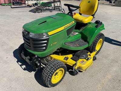 John Deere X738 Riding Lawn Mower