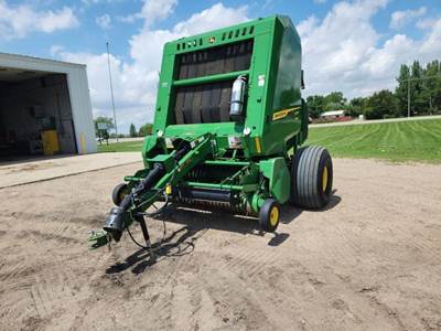 John Deere 561R Round Hay Baler