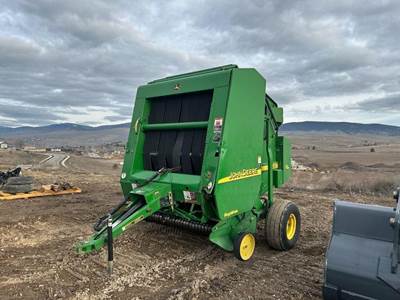 John Deere 567 Round Hay Baler