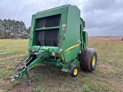 John Deere 569 MegaWide Plus Round Hay Baler