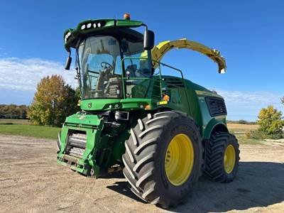 John Deere 9900 Self-Propelled Forage Harvester