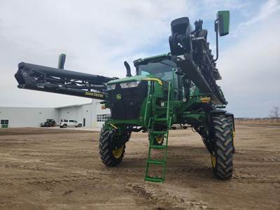 John Deere 410R Self-Propelled Sprayer