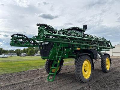 John Deere 410R Self-Propelled Sprayer