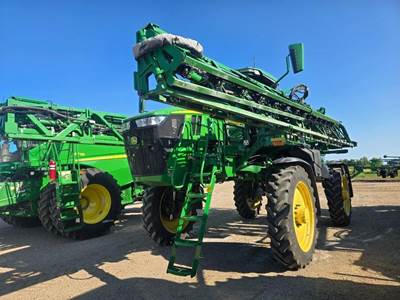 John Deere 410R Self-Propelled Sprayer