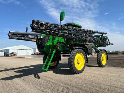 John Deere 412R Self-Propelled Sprayer