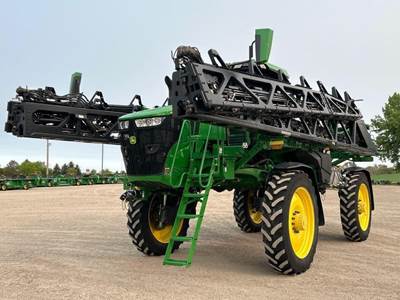 John Deere 412R Self-Propelled Sprayer