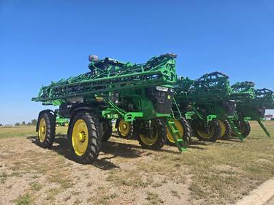John Deere 412R Self-Propelled Sprayer