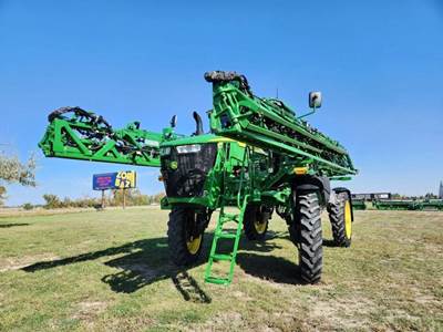 John Deere 412R Self-Propelled Sprayer