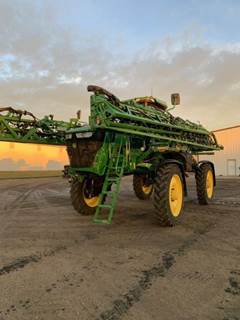 John Deere 412R Self-Propelled Sprayer