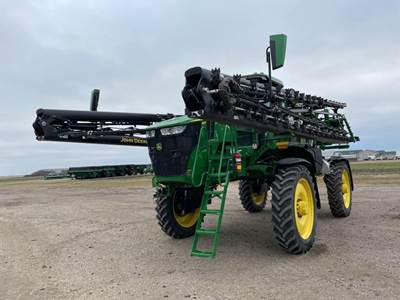 John Deere 412R Self-Propelled Sprayer