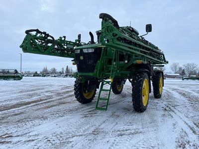 John Deere 412R Self-Propelled Sprayer