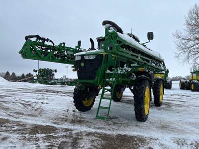 John Deere 412R Self-Propelled Sprayer