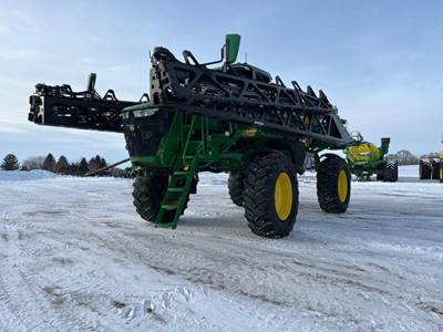 John Deere 412R Self-Propelled Sprayer