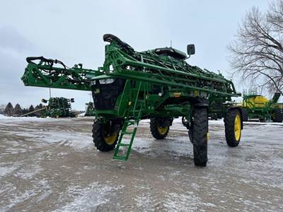 John Deere 412R Self-Propelled Sprayer