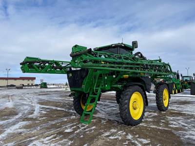 John Deere 412R Self-Propelled Sprayer