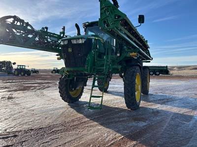 John Deere 412R Self-Propelled Sprayer